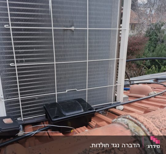 קופסת הדברה שחורה על גג רעפים